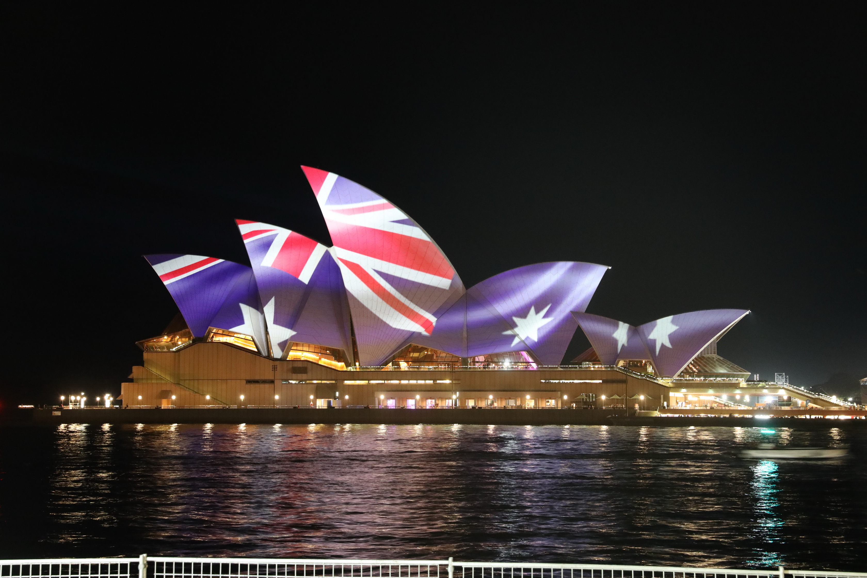 Autos in der Früh und Feuerwerk am Abend